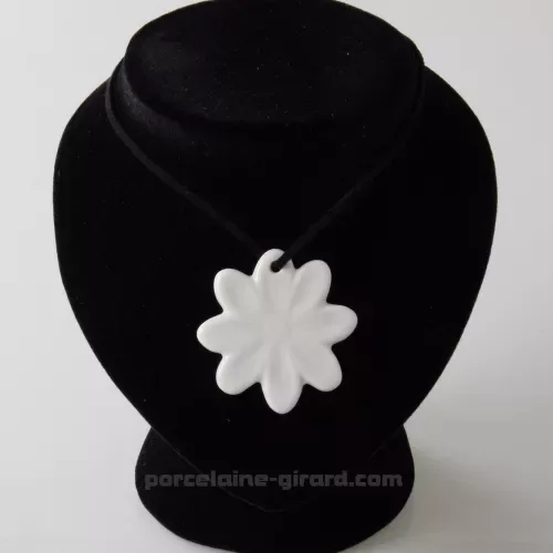 PENDENTIF MARGUERITE DIAMETRE  5.3CM  /