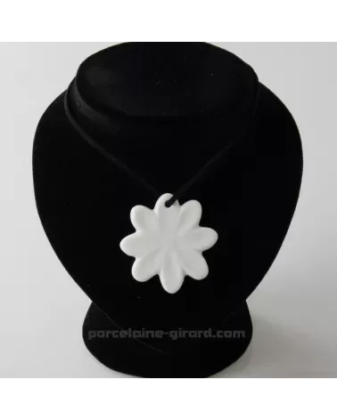PENDENTIF MARGUERITE DIAMETRE  5.3CM  /
